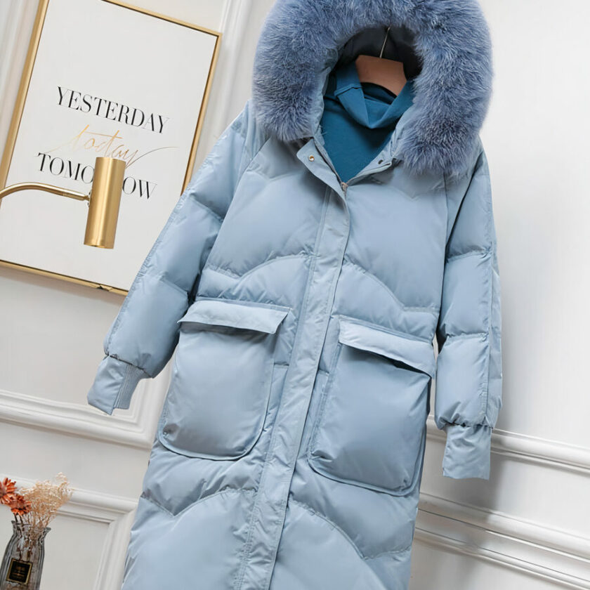 Blauw donsjack met bontgevoerde capuchon voor dames.