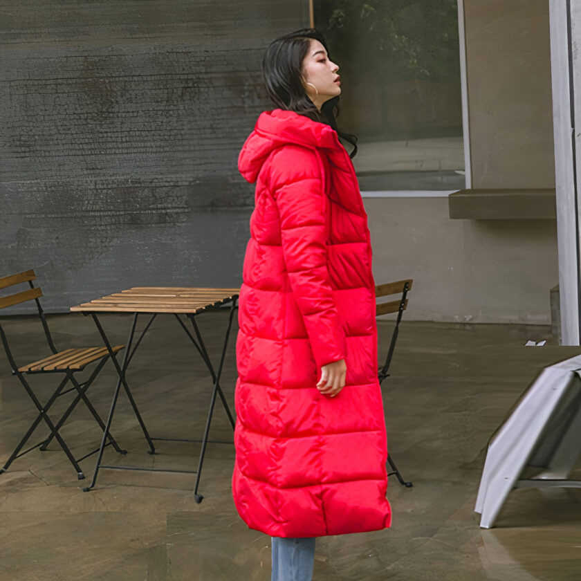 Extra lange rode damesjas met capuchon.