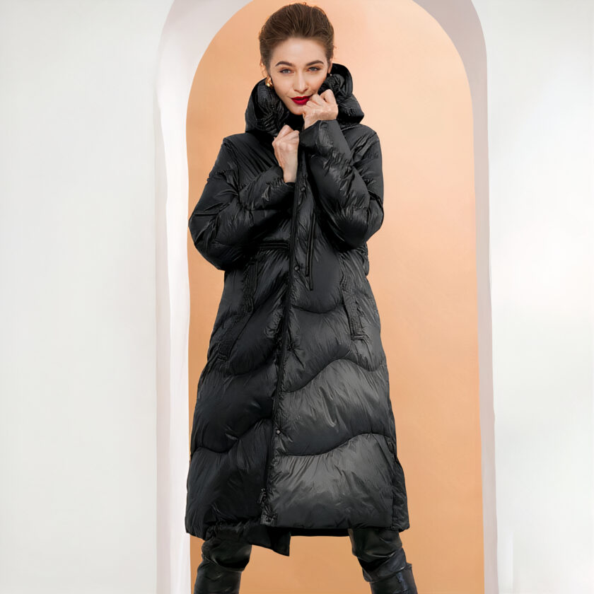 Zwart gewatteerd donsjack met capuchon en riem voor dames.