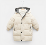 Dit is een mooie witte donsjas met capuchon voor kinderen, met een rij zwarte knopen aan de voorkant en een witte achtergrond.