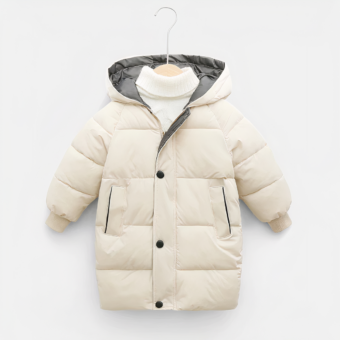 Dit is een mooie witte donsjas met capuchon voor kinderen, met een rij zwarte knopen aan de voorkant en een witte achtergrond.