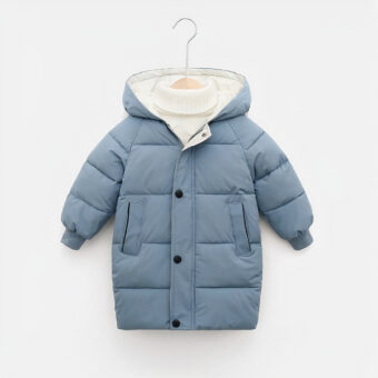 We zien een mooie blauwe, halflange donsjas met een capuchon en nauwsluitende manchetten.