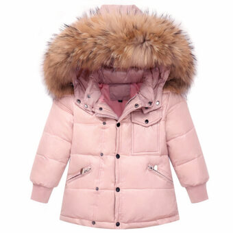 Roze ski-jack met capuchon voor meisjes op een witte achtergrond.