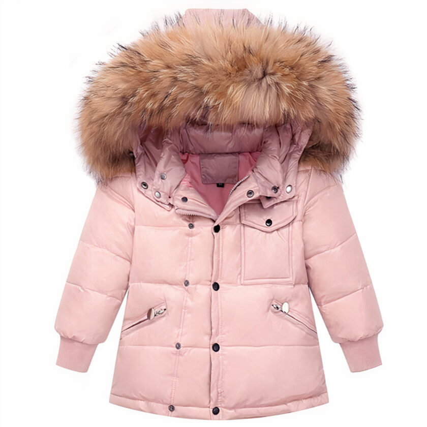 Roze ski-jack met capuchon voor meisjes op een witte achtergrond.