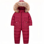 Rood meisjes-sneeuwpak met capuchon op witte achtergrond.