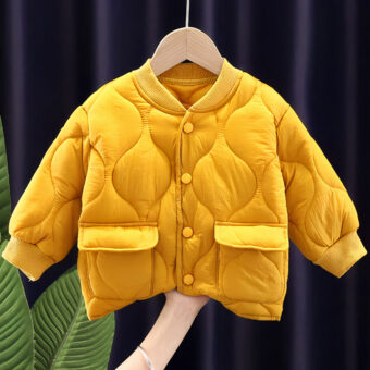 Dit is een heel mooi mosterdgeel donsjack voor kinderen, met quilting, twee zakken aan de voorkant en knopen om het jack te sluiten.