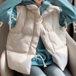 De afbeelding is in tweeën gesplitst en toont dezelfde jonge vrouw zittend, met een beige mouwloze zwangerschapsjas over een blauwe hoodie.