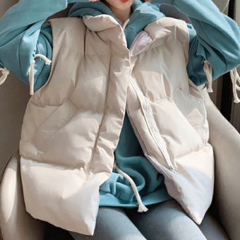 De afbeelding is in tweeën gesplitst en toont dezelfde jonge vrouw zittend, met een beige mouwloze zwangerschapsjas over een blauwe hoodie.