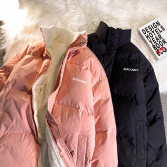 We tonen twee loszittende donsjacks voor dames op een imitatie-shearling deken, gevoerd met witte fleece en omkeerbaar.