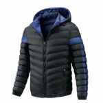 omkeerbaar blauw en zwart waterdicht heren ski-jack op witte achtergrond
