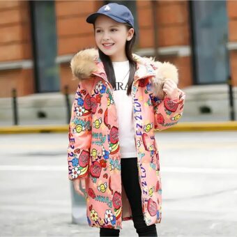 Klein meisje op straat met een roze halflange donsjas.