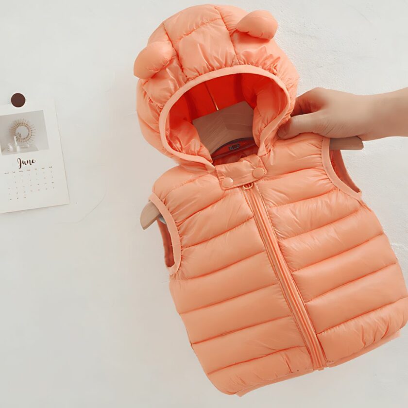 Roze mouwloze jas met capuchon voor kinderen op een witte achtergrond.