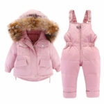 Roze winter donsjack voor babymeisje op witte achtergrond.