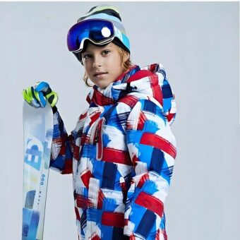 Kinderski jas gedragen door een kind met een skihelm en ski's in de rechterhandschoen.