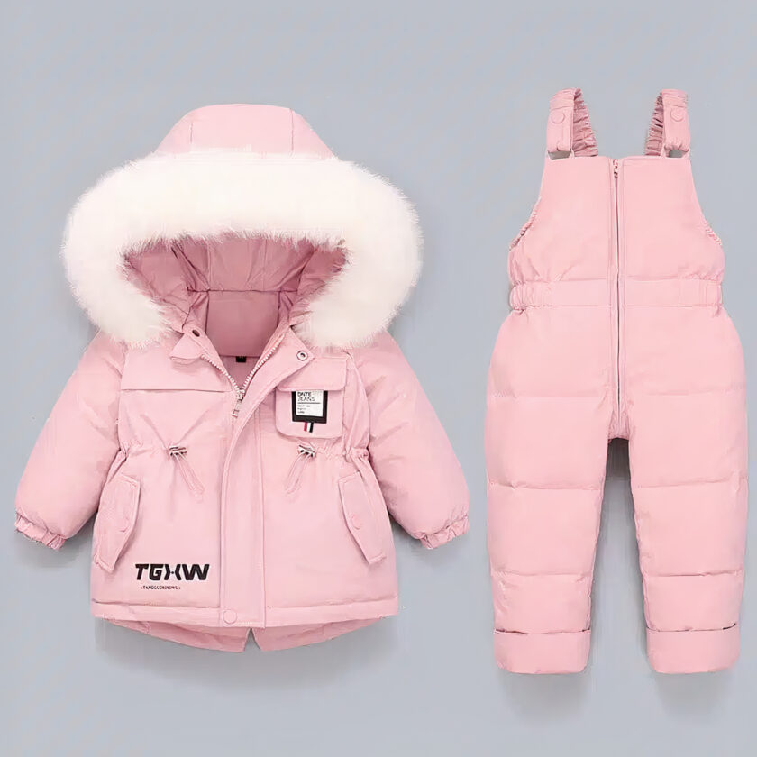 Roze ski-jas met wit bont van een babymeisje op een witte achtergrond.