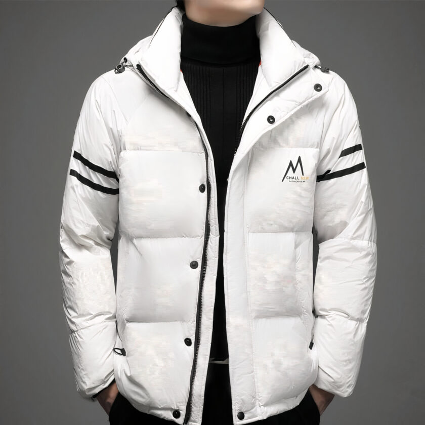 Op een grijze achtergrond wordt een wit gewatteerd donsjack, halfopen met zwarte drukknopen en twee zwarte strepen op de mouwen, gedragen door een man met daaronder een zwarte coltrui.