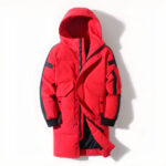 Elegante rode donsjas voor tieners op een witte achtergrond.