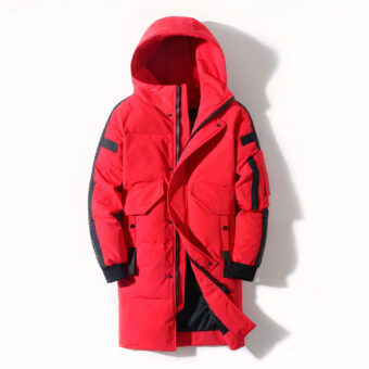 Elegante rode donsjas voor tieners op een witte achtergrond.