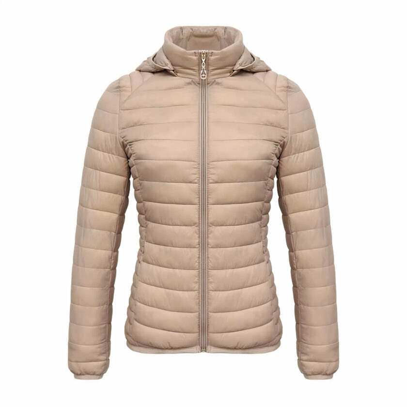 Fijn beige donsjack op een witte achtergrond.