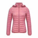 Fijn roze donsjack op een witte achtergrond.