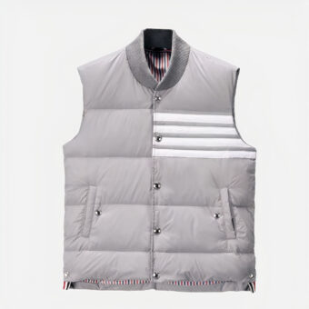 Mouwloos jack in grijs met knopen en witte strepen op de linkerborst