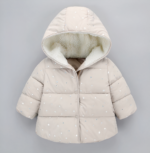 Dit beige donsjack met capuchon is volledig gevoerd met fleece en heeft glanzende zilveren sterrenmotieven.