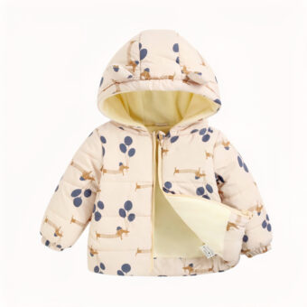Beige donsjack voor kleine meisjes met camelkleurige en marineblauwe motieven, erg mooi en gepresenteerd op een witte achtergrond.