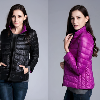 De afbeelding is in tweeën gesplitst en toont dezelfde jonge vrouw in een dun, omkeerbaar donsjack: links zwart en rechts paars, met een grijze achtergrond.