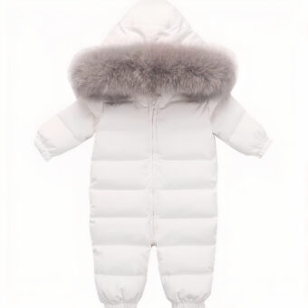 Wit winterpak met donsjack voor jongetje.