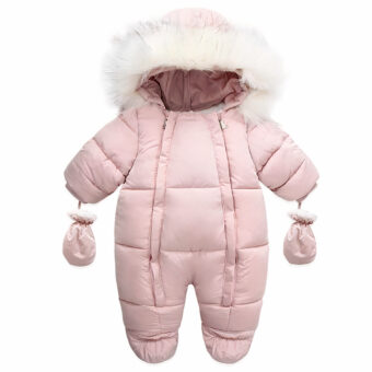 Roze winter romper voor pasgeborenen op een witte achtergrond.