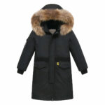 Zwart winterjack met hoge kraag voor tieners op een witte achtergrond.