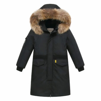 Zwart winterjack met hoge kraag voor tieners op een witte achtergrond.