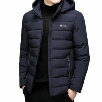 Marineblauwe heren winterparka met capuchon gedragen door een model op een witte achtergrond.