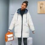 Wit donsjack met capuchon voor dames, goede kwaliteit en zeer comfortabel.