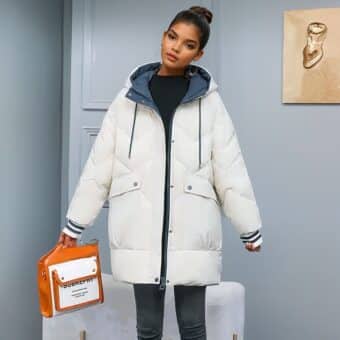 Wit donsjack met capuchon voor dames, goede kwaliteit en zeer comfortabel.