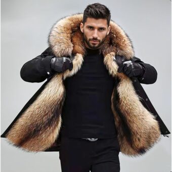 zien we een donkerharige man in een zwart donsjack met een voering van imitatiebont