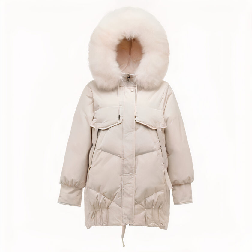 Foto van een beige halflange donsjack met capuchon tegen een witte achtergrond