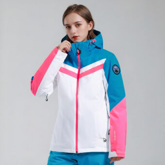 Vrouw in een wit, roze en blauw ski-jack.