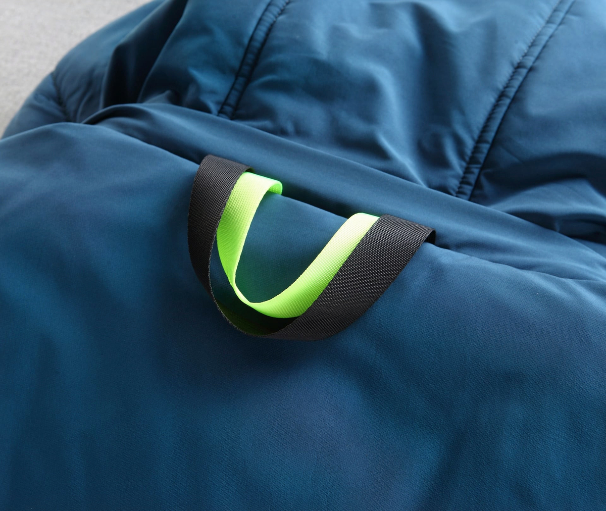 Details van een blauwe heren ski-jas.