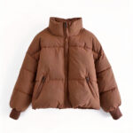 Foto van een korte bruine donsjas tegen een witte achtergrond