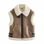 Mouwloos donsjack van bruin imitatiebont.