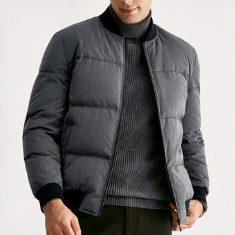 Man met grijze donsjas op witte achtergrond.