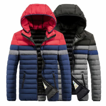 Twee donsjacks met capuchon op een witte achtergrond.