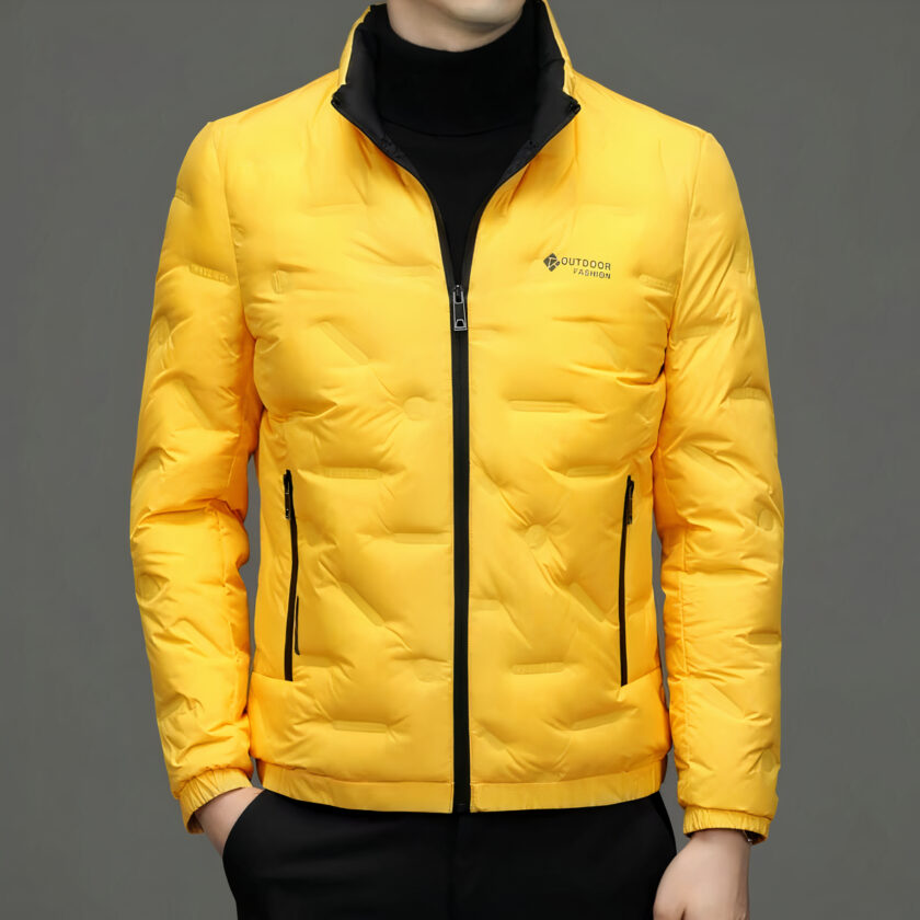 Borstbeeld van een man met een geel donsjack en een zwarte coltrui