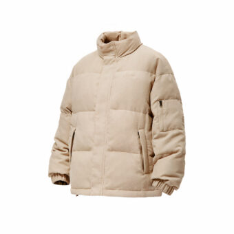 Beige ribfluwelen jack zonder capuchon, met schuine steekzakken en witte achtergrond.