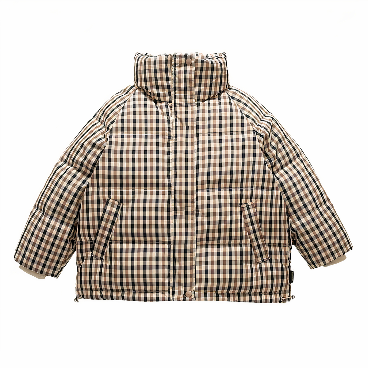 Bruine geruite donsjacks voor kinderen op een witte achtergrond.