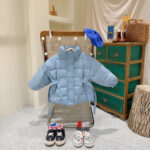 Blauw gewatteerd donsjack voor kinderen.