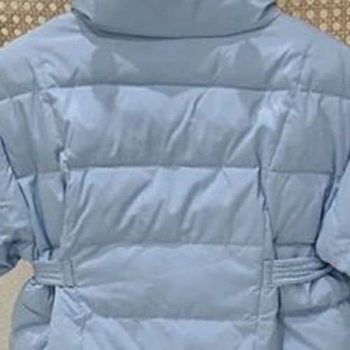 Blauw gewatteerd donsjack voor kinderen.