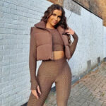 Vrouw die een mouwloos donsjack draagt