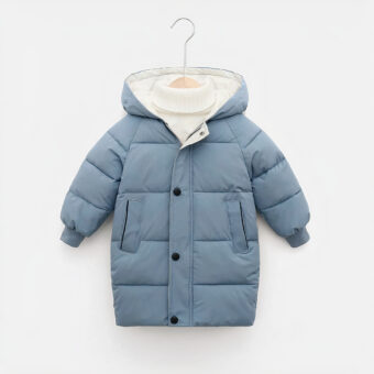 Blauw donsjack op kleerhanger voor kinderen